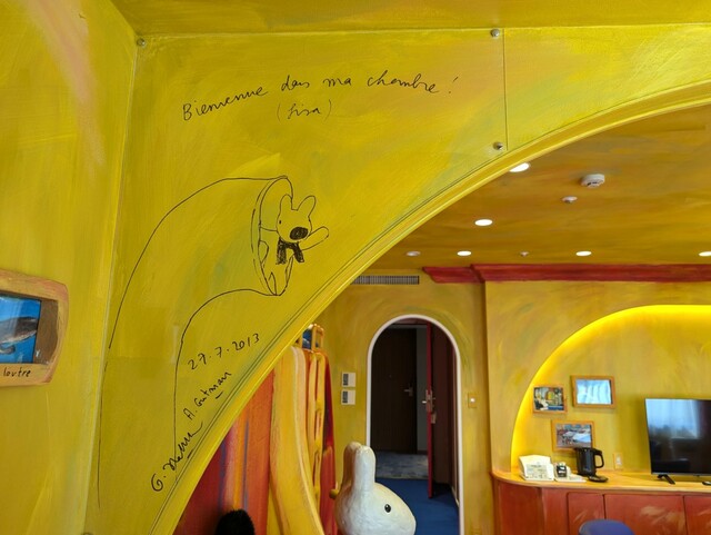 【ハイランドリゾートホテル&スパ】「リサ ルーム」の壁には作者夫妻の直筆メッセージとイラストが描かれている