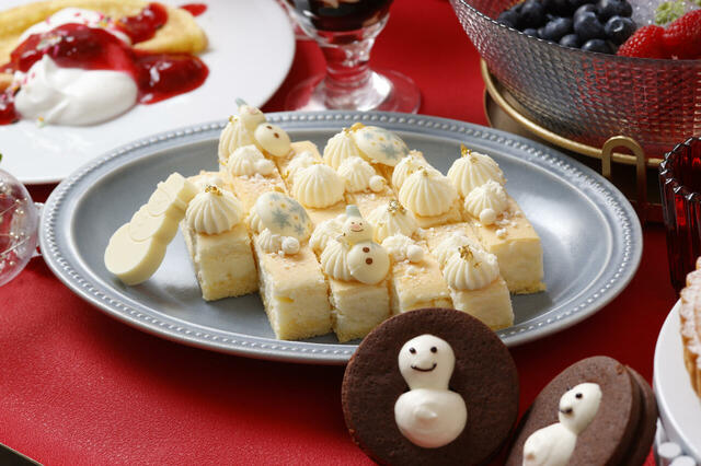 「スノーベイクドチーズケーキ」＜期間：2025年11月10日～12月25日＞【真っ赤に艶めくいちごや可愛いスノーマンがお出迎え♪インターコンチネンタル 東京ベイの「ストロベリーフェア」第一弾がスタート！】