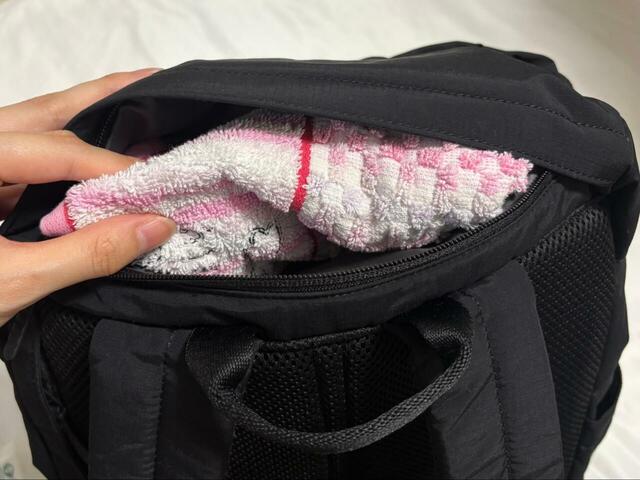 【UNIQLO マルチポケットバックパック】上部のフラップにも約縦18×横27cm(最大幅)の大きめポケットが。厚手のタオルや文庫本も入ります