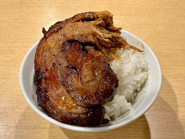 【Heart Restaurant 安ざわ家 練馬店 】キングチャーシューを半分だけご飯にのっけました