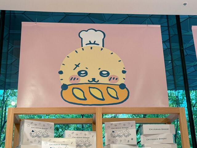 パンのオーダーコーナーの頭上にも注目!パン屋さんになったラッコ♪