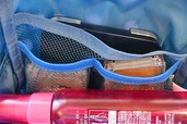 【「モンチッチ×kippis コスメ＆ガジェットポーチ」（宝島社）】こまごまとしたコスメを収納するのにも便利なメッシュポケット