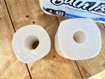 【カークランド　バスティッシュ】日本製の一般的なトイレットペーパー（左）とコストコのトイレットペーパー