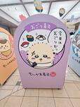 商品棚サイドの装飾。お寿司を奢ってくれるラッコ、イケメンすぎませんか？！
