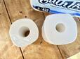 【カークランド　バスティッシュ】日本製の一般的なトイレットペーパー（左）とコストコのトイレットペーパー