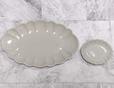 【ナチュラルキッチン】楕円皿　菊ホワイト／税込550円・豆皿　菊ホワイト／税込110円
