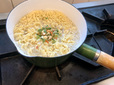 【カルディ　三養　カムジャ麺　（じゃが芋ラーメン）】沸騰したお湯で3分ほど茹で、スープを溶かしたら出来上がり