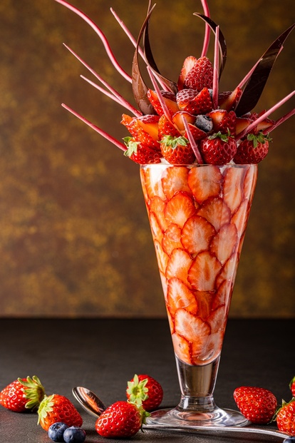 うわ～こんな「苺だらけの断面」の苺パフェ見たことない…!! 1日3個限定