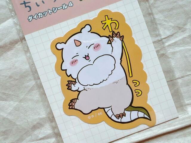 ダイカットステッカー初登場のあのこ。嬉々としながらちいかわ族を弄ぶ姿です…闇深い！