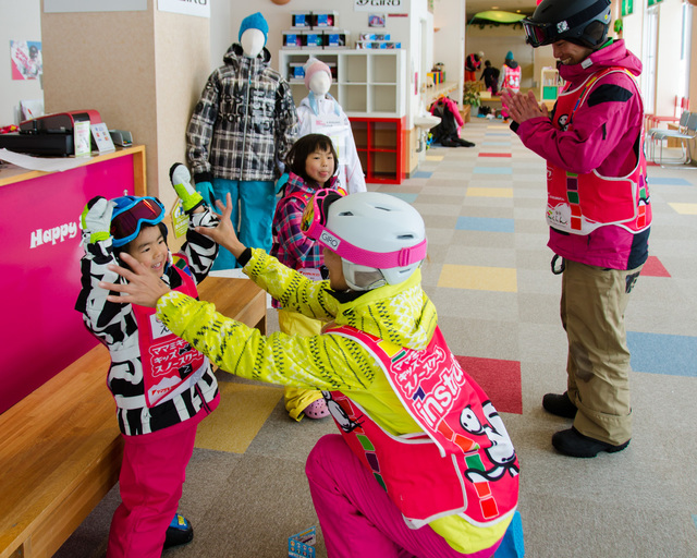 レベルバッチ贈呈式で満面の笑み!｜ママミキーキッズスノースクール