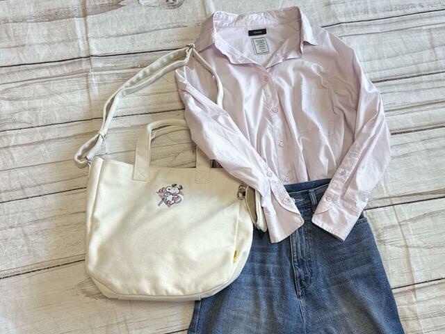 シャツとワイドデニムのカジュアルコーデにも◎