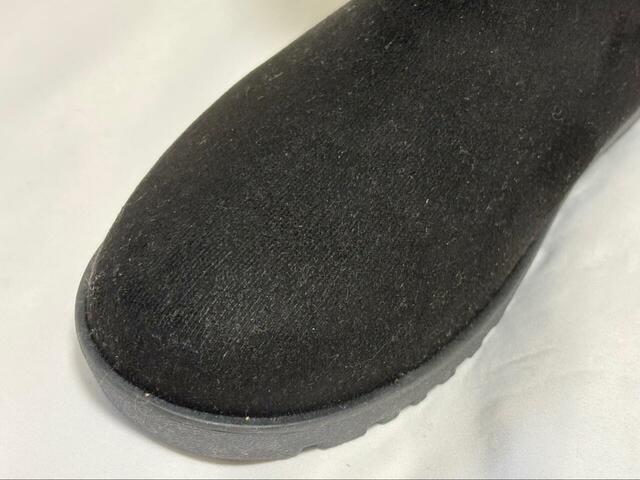 【ワークマン　ムートン風防寒レインブーツ】表面はやや起毛しているような生地で、つま先は丸みがあります