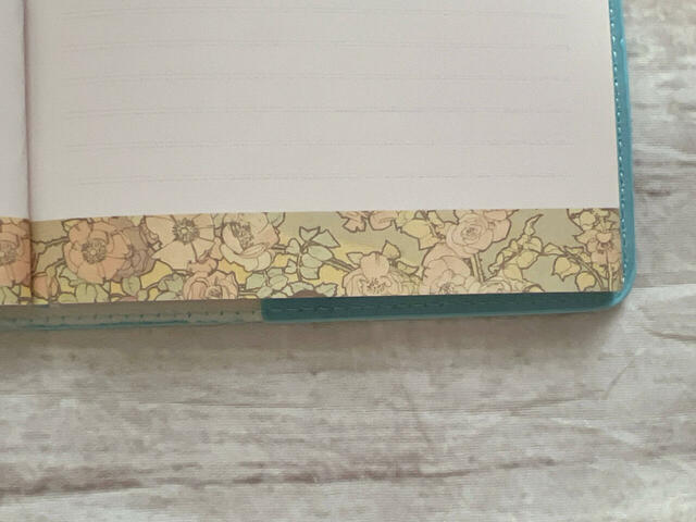 ウィークリーページは、上下にマンスリーと連動したデザイン入り。こちらは2024年・2025年11月に採用されている「四つの花〜ROSE」