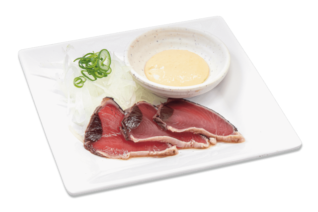 「鰹のたたき ～にんにくマヨ～」＜単品価格：440円（税込）＞【焼肉も和食も中華も食べ放題！じゅうじゅうカルビの食べ放題コースに「カツオのたたき」や「エビチリ」などの春限定メニューが登場！】