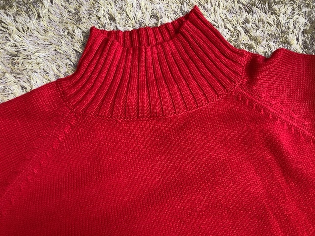 【ロペピクニック　ハイネックラグランニットプルオーバー】白シャツをインナーにして襟元から覗かせても良さそう♪