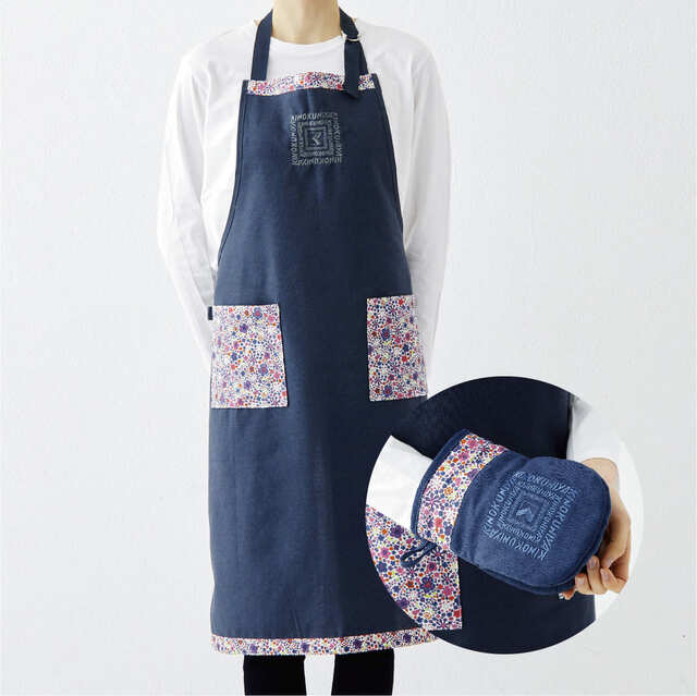 【紀ノ国屋】リバティプリント エプロン　ン　ネイビー着用イメージ