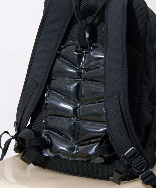 【3COINSの暑さ対策グッズ売上ランキング 7位】「リュック用ひんやりシート」1,100円（税込）