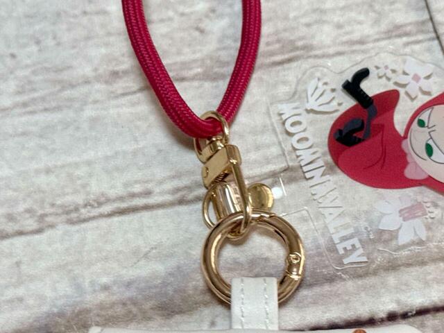 ストラップのキーフックに、ポーチとフォンタブがついている仕様