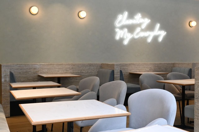 「ゴディバカフェ 日本橋店」テーブル席も充実