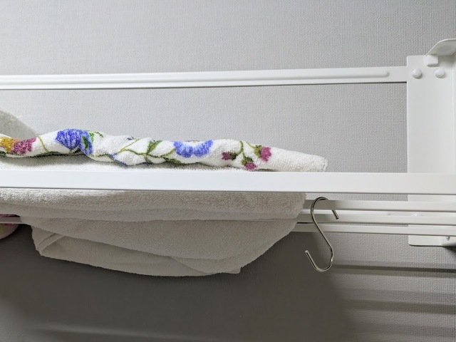 【山崎実業 tower ウォール 折り畳み バスタオルラック】S字フックやハンガーなども掛けられるので、家のさまざまな場所で便利に使えます