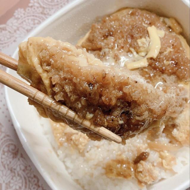 【セブン-イレブン「味しみ特製ロースかつ丼」】少し薄めのカツなのでしっかり味が染みている
