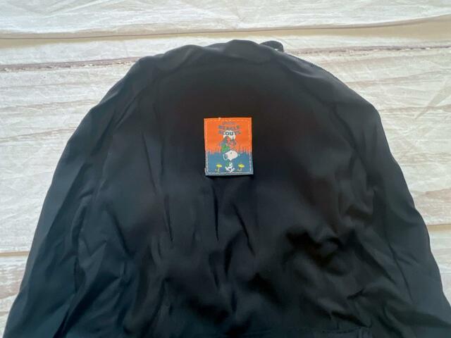 フロント上部にはスヌーピーのタグがついており、アクセントに！