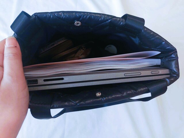 ノートパソコン、A4サイズのファイルもラクラク