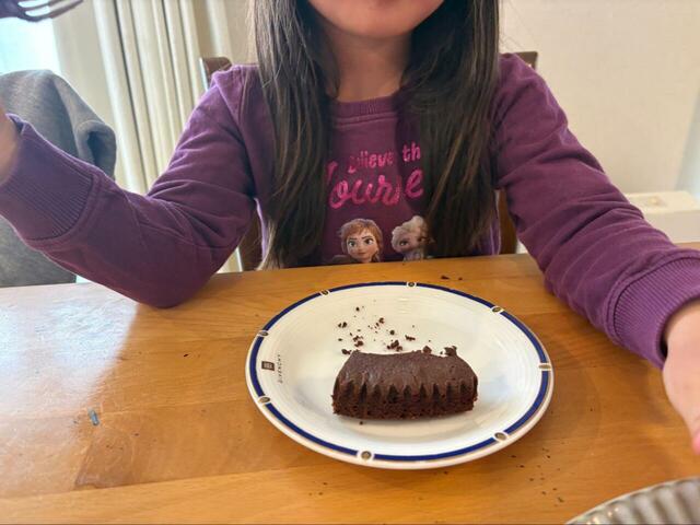 【ロピア シェアするクラシックガトーショコラ】子どもも大好きなガトーショコラ！お皿に盛り付けると、シンプルながら本格的なチョコ感を味わえます♪