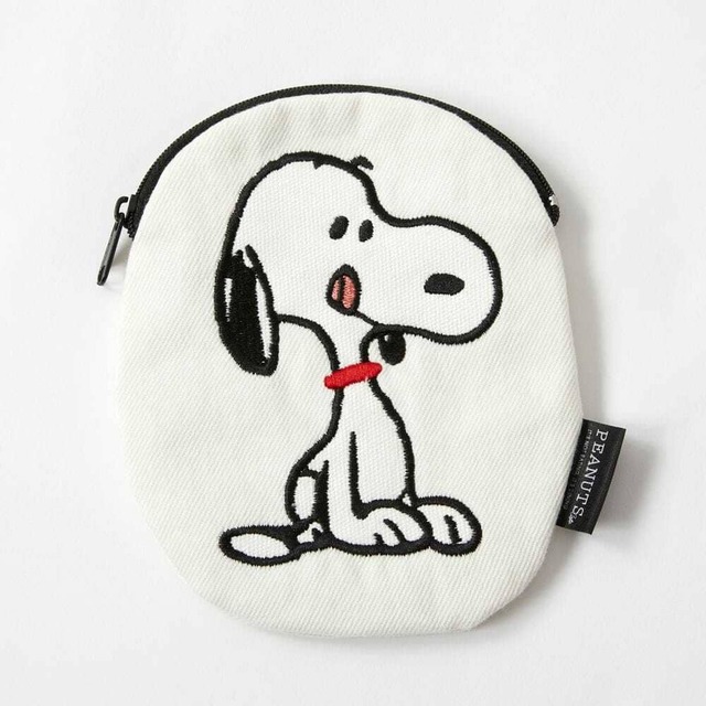 【PEANUTS Cafe】「ダイカットポーチ　SIT」税込2,530円／スヌーピーの刺繍が施されたダイカットポーチ