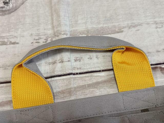 持ち手の裏側はイエローのテープ付き。中央は二つ折りで縫われており、持ちやすいのもうれしい♪