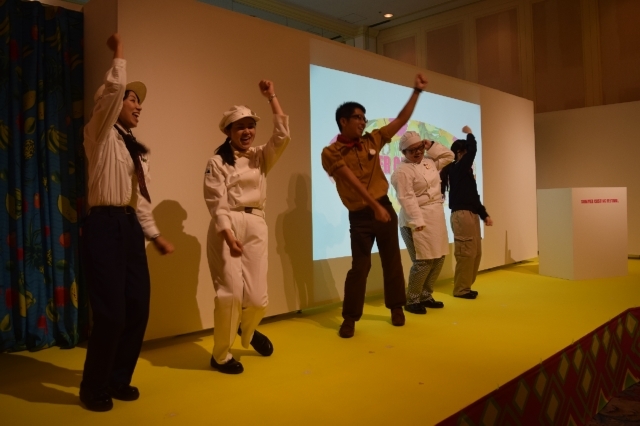 ハイスクール・ミュージカル「みんなスター!」にあわせてノリノリ