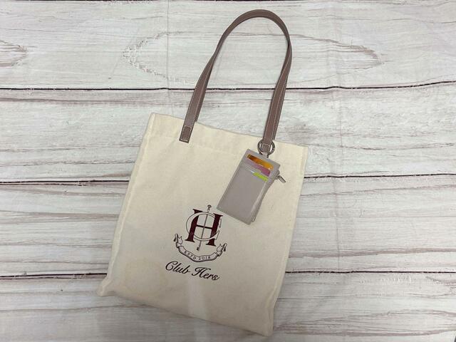 パスケースをトートバッグにつけてみるとこんな感じに！