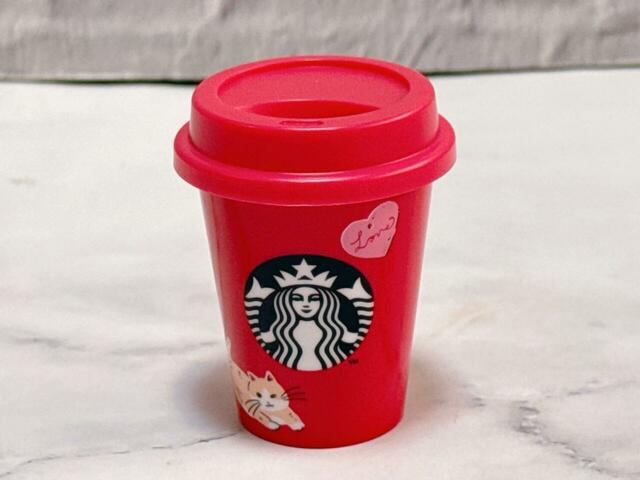 まるでスタバのカップがそのまま小さくなったかのような、キュートなミニカップ