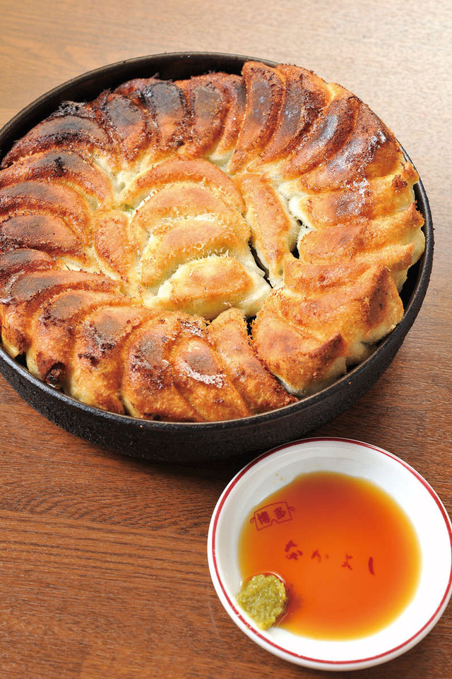 博多鉄なべ餃子 なかよし（南阿佐ケ谷）　 鉄なべ餃子（10個）1人前540円（写真は3人前）