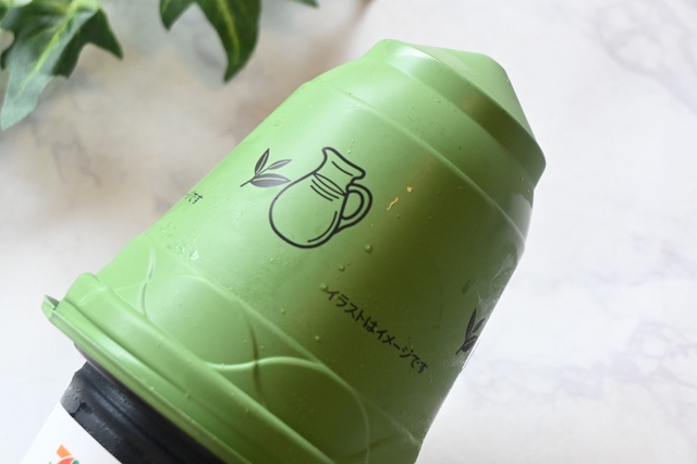 【セブン-イレブン新商品】「セブンプレミアム ワッフルコーン 抹茶ミルク」（354円）／コーンタイプのアイスにしては珍しく、カップ部分が深い緑色に。
