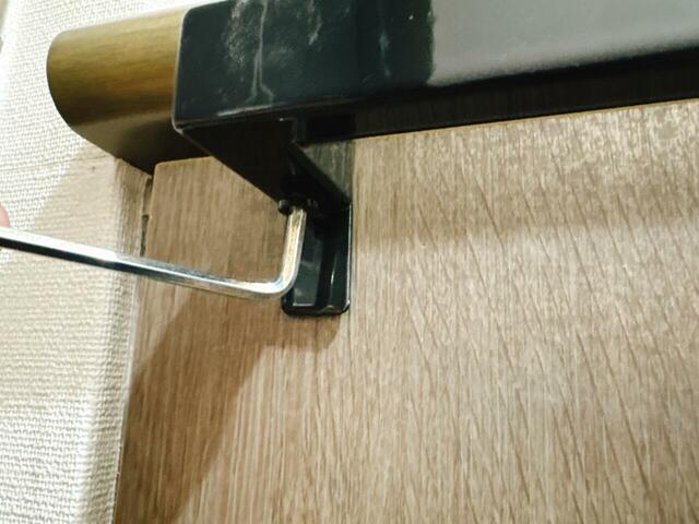 【山崎実業 tower キッチンタオルハンガーバー】観音開きタイプの扉はもちろん、レールハンドルタイプの扉にも取り付けOK!