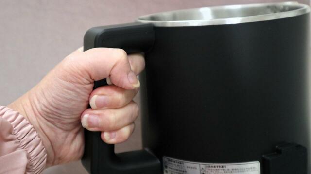 【ニトリ 1台3役の電気ケトルポット】ハンドルは下のほうが広くなっていて握りやすいです◎