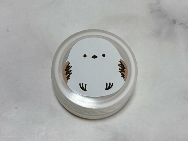 手のひらに乗る大きさのクリームケース