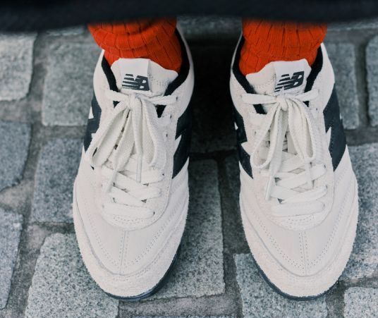 【「niko and ...」New Balance別注カラースニーカー】「URC42」レザーとスエードのコンビネーションのアッパーにあしらわれたステッチもポイント！