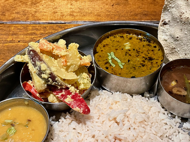 【南インド料理 葉菜hana】左が「アヴィヤル」。右がホウレン草のチキンカレー「サグチキン」