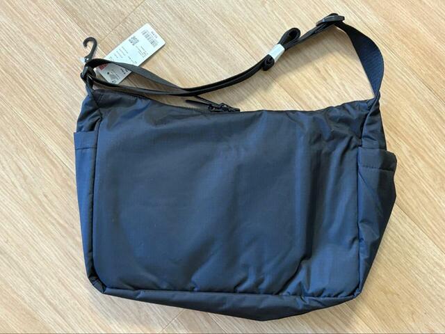 【UNIQLO マルチポケットショルダーバッグ】裏面にポケットはなく、シンプルなデザインです