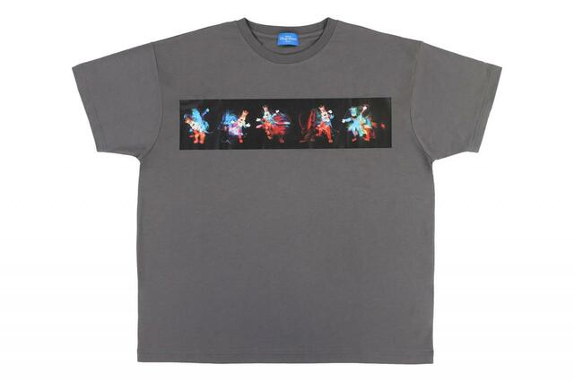 Tシャツ｜4,500円｜サイズ：M-L｜東京ディズニーリゾート40周年「イマジニング・ザ・マジック」奥山由之コラボグッズ｜販売店舗：東京ディズニーランド「グランドエンポーリアム」、東京ディズニーシー「エンポーリオ」｜発売日：2023年10月19日（木）