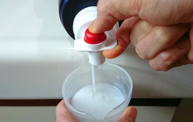 【P&G　ダウニーインフュージョン ブリス スパークリング アンバー・ローズ　3.4L　1758円】ボトルに注ぎ口と計量カップが付いていて便利