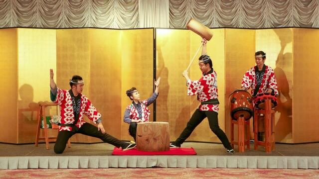 「餅つきパフォーマンスショー」<期間:2026年12月31日>【厳選マグロの解体パフォーマンスも!新春と年の瀬を豪華な美食で盛り上げるディナーブッフェ「New Year Dinner Buffet 2027」開催!】