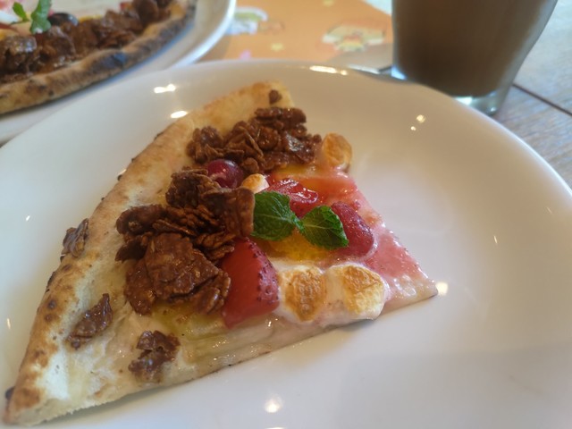 【すみっコぐらし×ラ チッタデッラ】「しろくまおすすめ! 秋のふわふわマシュマロピッツァ」1,980円(税込)