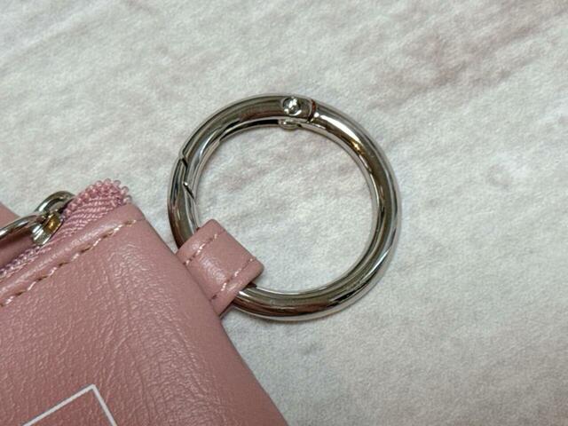 キーリング付きなのでトートバッグにつけられます