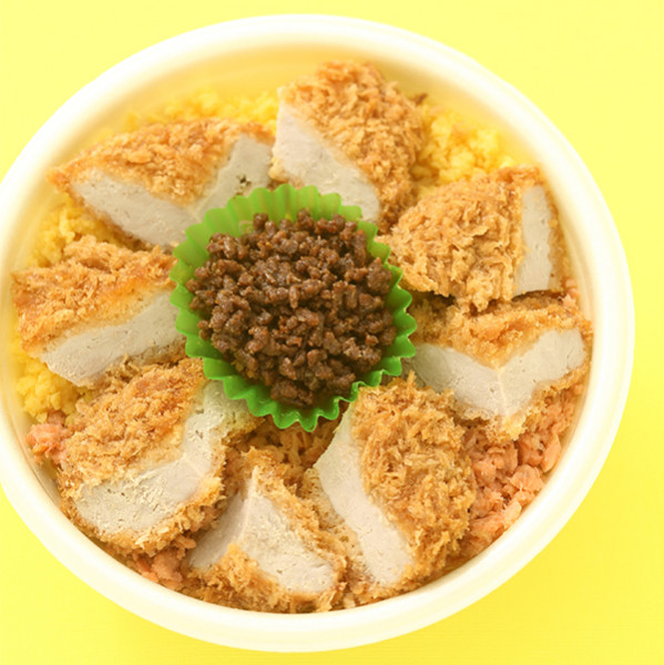 「ヒレカツと3種のそぼろ丼」