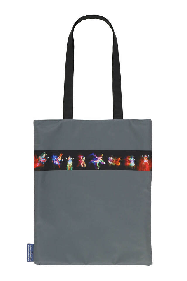 トートバッグ｜3,200円｜東京ディズニーリゾート40周年「イマジニング・ザ・マジック」奥山由之コラボグッズ｜販売店舗：東京ディズニーランド「グランドエンポーリアム」、東京ディズニーシー「エンポーリオ」｜発売日：2023年10月19日（木）