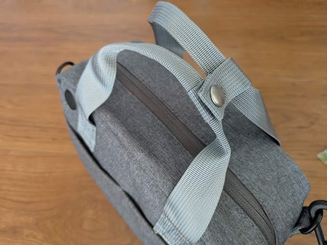 【ワークマン×フルクロ 折り畳める2WAY撥水ミニボストンバッグ】ハンドルをまとめられる結束パーツも付いています