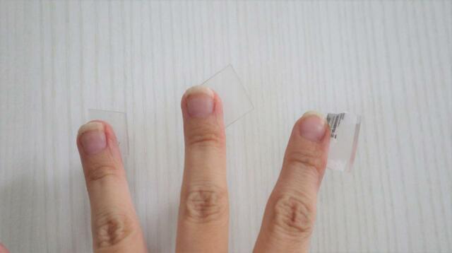 【キャン★ドゥ 粘着ゲル両面テープ】貼り付けた面からテープを取るのも簡単